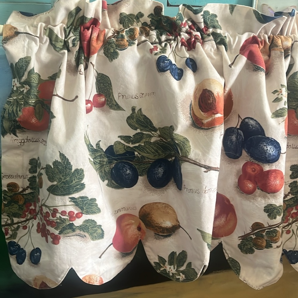 Fruity peach berry vintage pocket curtain valance. Kitschy Sonoma fruit style.